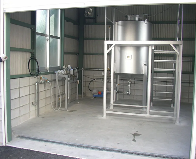 自社工場でのプレハブ配管製作